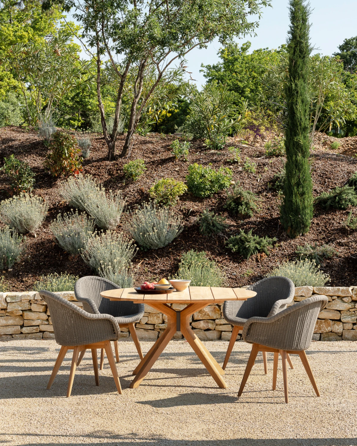 VincentSheppard_NoaDiningTable_RemiDiningChair_4x5